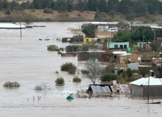 Suben a 49 los muertos, incluidos 4 niños, por las inundaciones en el este de Sudáfrica