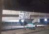 “Obra paralizada por el alcalde del familión”, la manta que apareció en el paso a desnivel en el bulevar Juan Pablo II