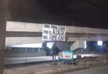 “Obra paralizada por el alcalde del familión”, la manta que apareció en el paso a desnivel en el bulevar Juan Pablo II