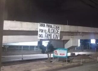 “Obra paralizada por el alcalde del familión”, la manta que apareció en el paso a desnivel en el bulevar Juan Pablo II