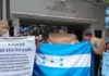 Odontólogos protestan frente a Casa Presidencial exigiendo incremento salarial