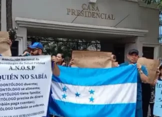 Odontólogos protestan frente a Casa Presidencial exigiendo incremento salarial