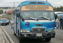 Transportistas de Cerro Grande paralizan unidades en protesta por mal estado de la carretera hacia Olancho