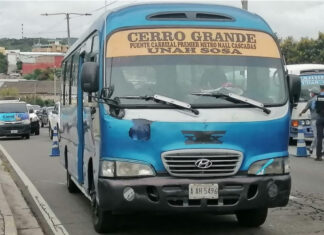 Transportistas de Cerro Grande paralizan unidades en protesta por mal estado de la carretera hacia Olancho