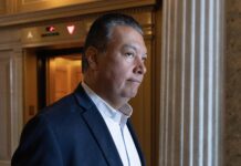 «Imagínense cómo tratan a los trabajadores», cuestiona senador de EE. UU. tras ser esposado