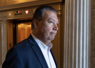 «Imagínense cómo tratan a los trabajadores», cuestiona senador de EE. UU. tras ser esposado