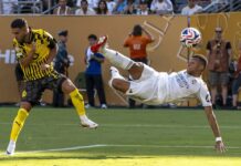 Mbappé marca un gol de tijera y celebra en honor a Diogo Jota