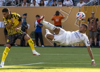 Mbappé marca un gol de tijera y celebra en honor a Diogo Jota