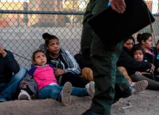 Mientras EE.UU. celebra su independencia, hijos de inmigrantes temen perder a sus madres