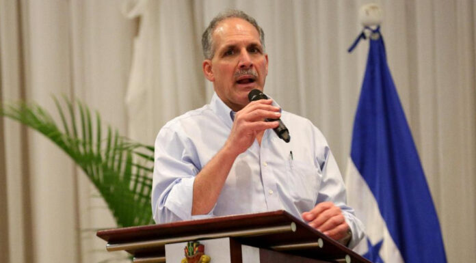 Gobierno anuncia instalación de fábrica alemana para producir placas vehiculares en Honduras