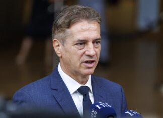 El partido de Brasil, que lidera Bolsonaro, expulsa a uno de sus diputados por criticar a Trump