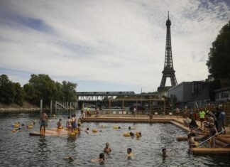 Después de un siglo, decenas de parisinos vuelven a bañarse en las aguas del río Sena en Francia