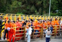 Colombia recibe en la frontera a los primeros 450 presos deportados por Ecuador