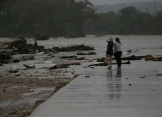 Se elevan a 53 las víctimas mortales de las inundaciones en Texas, entre ellas 15 niños
