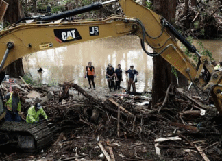 Más de 100 muertos en Texas por las inundaciones mientras la comunidad busca desaparecidos