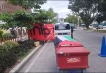 Miembros del FNRP protestan frente a la embajada de EE. UU.