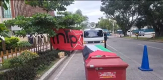 Miembros del FNRP protestan frente a la embajada de EE. UU.