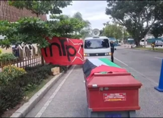 Miembros del FNRP protestan frente a la embajada de EE. UU.