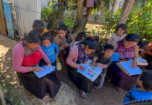 Jóvenes tzotziles alfabetizan a adultos mayores en el sur de México para empoderarlos