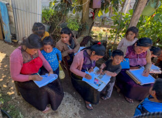 Jóvenes tzotziles alfabetizan a adultos mayores en el sur de México para empoderarlos