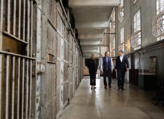Autoridades federales visitan Alcatraz tras la luz verde a su reapertura en California