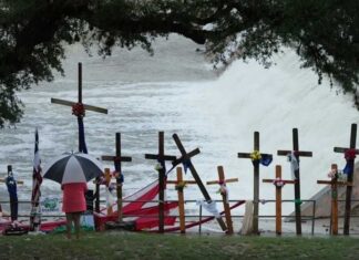 Suspenden búsqueda de personas por inundaciones en Texas ante la alerta de más lluvias