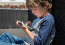 El uso del móvil antes de los 13 años compromete la salud mental