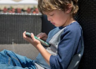 El uso del móvil antes de los 13 años compromete la salud mental
