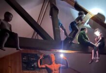 Campistas se subieron a las vigas para evitar la crecida del agua durante inundaciones en Texas