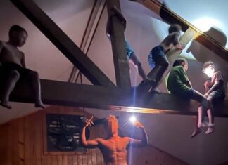 Campistas se subieron a las vigas para evitar la crecida del agua durante inundaciones en Texas