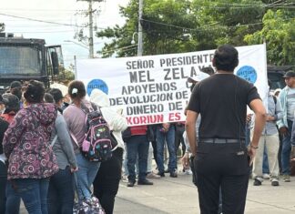 Inversionistas de Koriun realizan protesta frente a Casa Presidencial y exigen respuestas sobre la devolución de su dinero