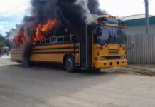Bus que transportaba simpatizantes de Libre desde Yoro hacia SPS se incendia en carretera