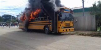 Bus que transportaba simpatizantes de Libre desde Yoro hacia SPS se incendia en carretera
