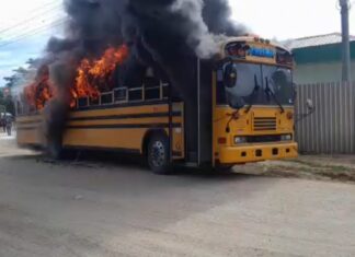 Bus que transportaba simpatizantes de Libre desde Yoro hacia SPS se incendia en carretera