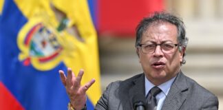 Presidente de Colombia pide que se haga una «manifestación de travestis» en Medellín