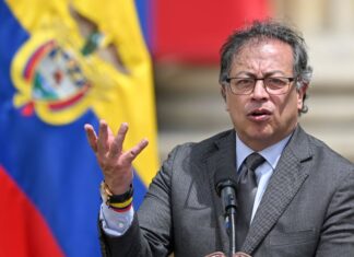 Presidente de Colombia pide que se haga una «manifestación de travestis» en Medellín