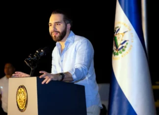 Nayib Bukele dice que la disciplina en las escuelas de El Salvador es para “evitar” pandillas