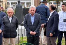 Expresidente Álvaro Uribe visitó la tumba de Miguel Uribe Turbay, tras quedar en libertad