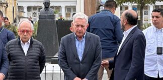 Expresidente Álvaro Uribe visitó la tumba de Miguel Uribe Turbay, tras quedar en libertad