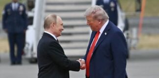 Trump recibe a Putin con alfombra roja en la base militar de Alaska para cumbre bilateral