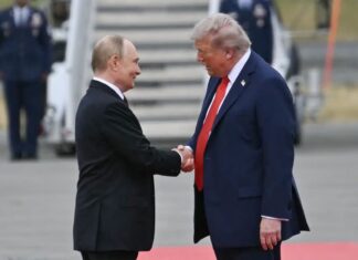 Trump recibe a Putin con alfombra roja en la base militar de Alaska para cumbre bilateral