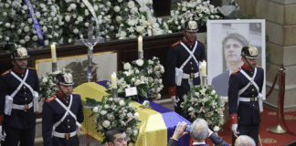 Colombia despide a Miguel Uribe Turbay en una Plaza de Bolívar silenciada por el luto