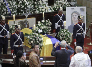 Colombia despide a Miguel Uribe Turbay en una Plaza de Bolívar silenciada por el luto