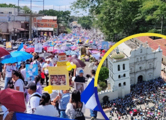 Miles de hondureños oran por la paz en Honduras en Gracias y Comayagua