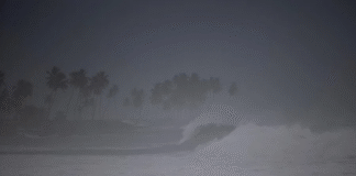 EEUU ordena evacuaciones en islas de Carolina del Norte debido al enorme huracán Erin