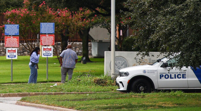 En el tiroteo en la oficina de ICE en Dallas murieron dos migrantes y otro resultó herido