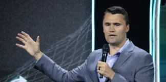 Trump pide orar por su aliado Charlie Kirk tras resultar herido de bala