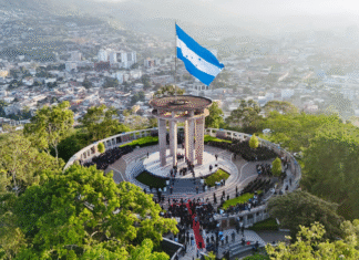 Honduras conmemora el Día de la Bandera Nacional y da inicio a las Fiestas Patrias