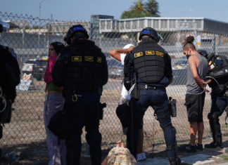 Demandan al Gobierno Trump para detener redadas migratorias en la capital de EE.UU.