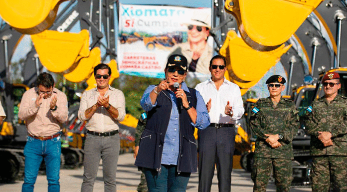 Xiomara Castro entrega a la SIT maquinaria pesada para mantenimiento de red secundaria
